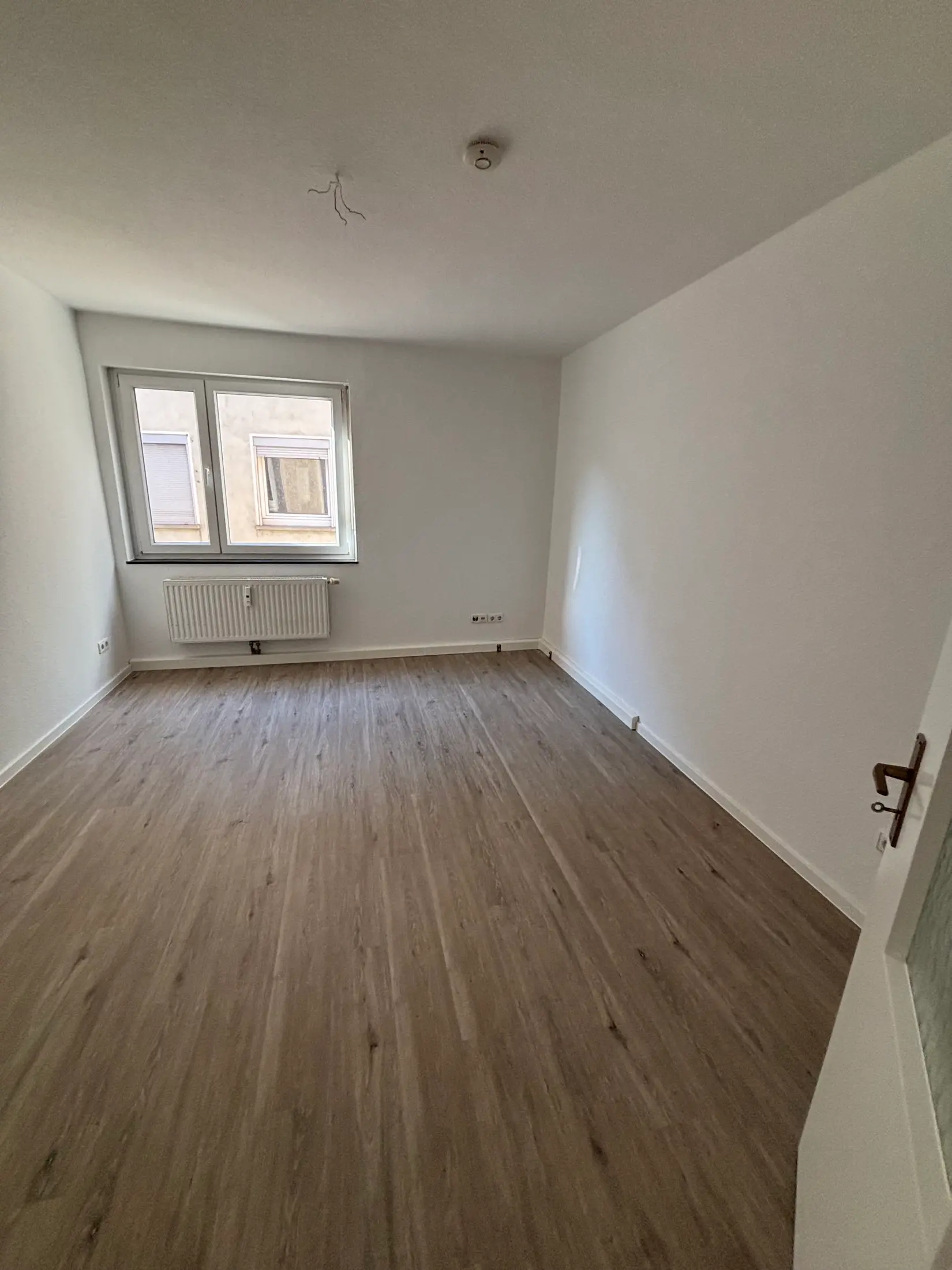 Helles Zimmer nach Wohnungsrenovierung mit neuem Vinylboden und frischem Anstrich
